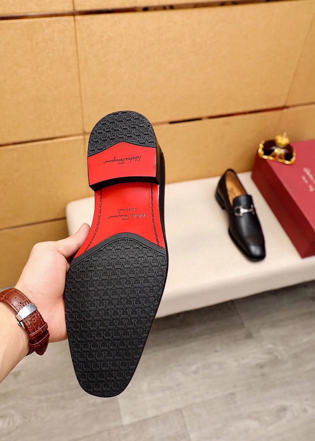 Men's shoes 💰480 💐 Product trademark: Ferragamo "Ferragamo" casual leather shoes Regular size: 38-44 (45🉑️customized) Product materials: Selected imported first-layer pebbled cowhide leather upper + luxury hardware buckle, imported water-dyed cowhide leather lining. Strong three-dimensional visual effect, original outsole Color: 3⃣️colors available